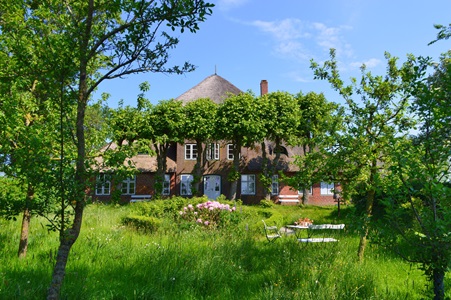 Hans-Georg Hostrup, Haubarg Blumenhof in Tating, Ferienhof auf der Nordseehalbinsel Eiderstedt