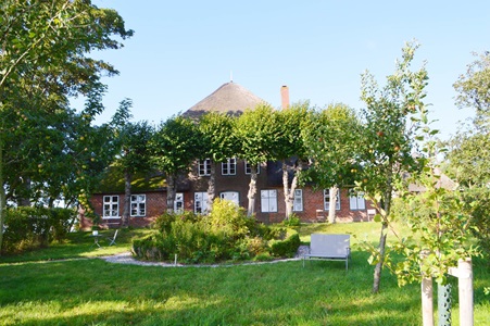 Hans-Georg Hostrup, Haubarg Blumenhof in Tating, Ferienhof auf der Nordseehalbinsel Eiderstedt