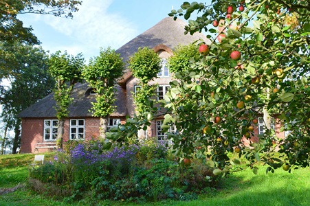 Hans-Georg Hostrup, Südengarten Herbst, Haubarg Blumenhof in Tating, Ferienhof auf der Nordseehalbinsel Eiderstedt