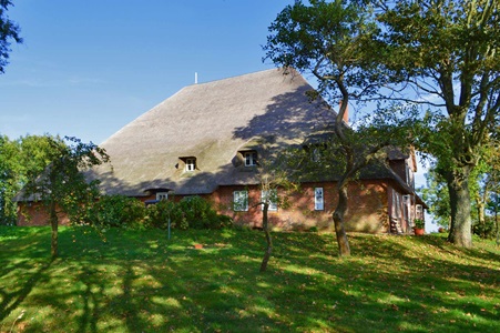 Hans-Georg Hostrup, Westseite Haubarg Blumenhof in Tating, Ferienhof auf der Nordseehalbinsel Eiderstedt