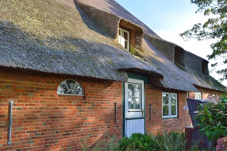 Hans-Georg Hostrup, Westseite Haubarg Blumenhof in Tating, Ferienhof auf der Nordseehalbinsel Eiderstedt
